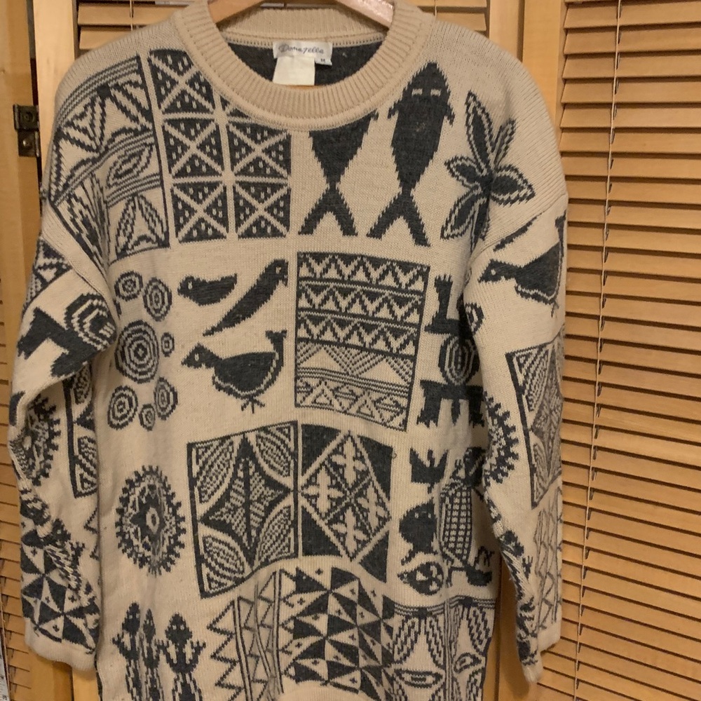 Vintage DonaTella Black and Cream Patterned Sweater 
Size medium